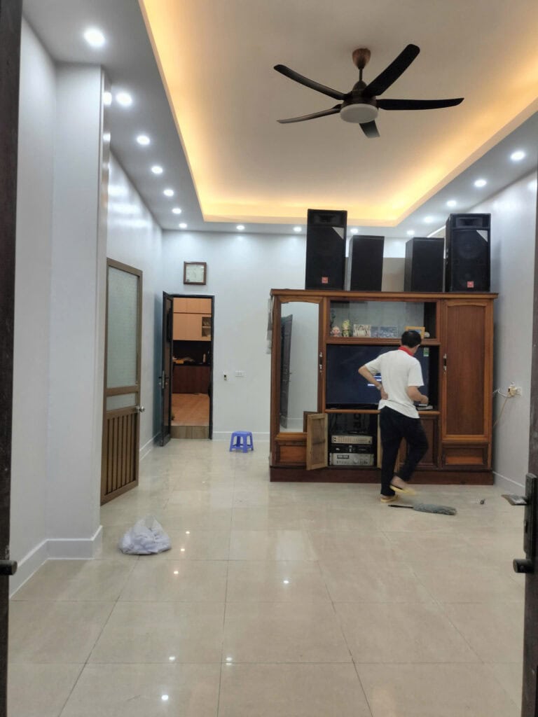 Trần thạch cao hiện đại, thiết kế tinh tế cho phòng khách sang trọng.