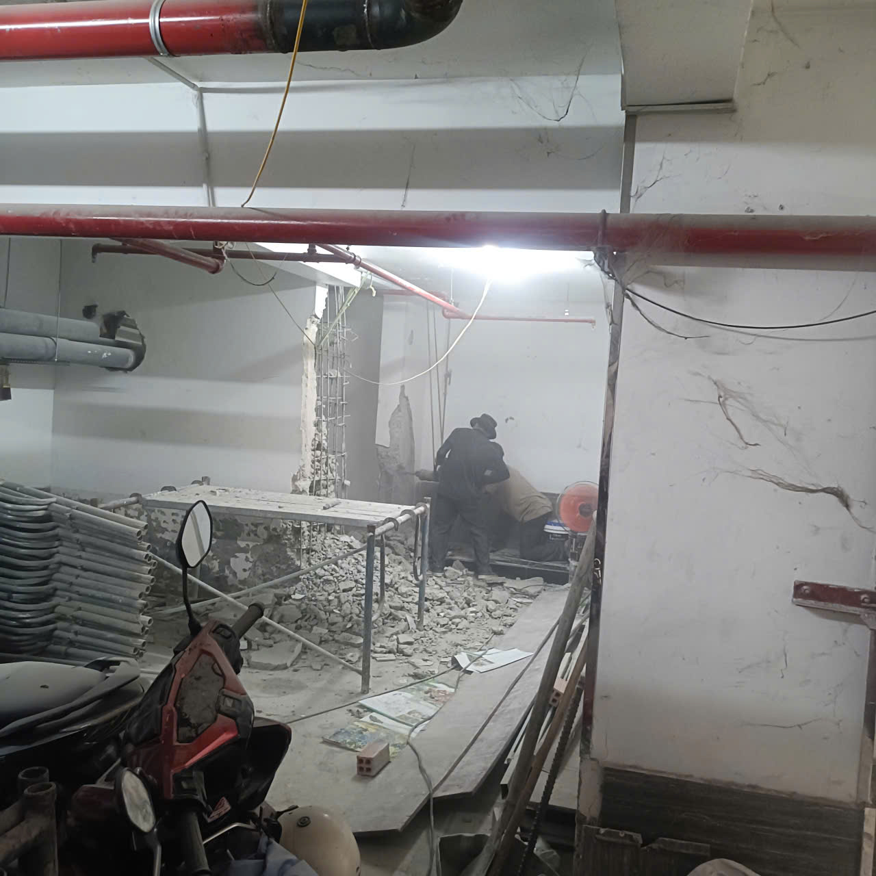 Phá Dỡ Trần Thạch Cao Hướng Dẫn Toàn Diện Để Tháo Gỡ An Toàn, Nhanh Gọn Phá Dỡ Trần Thạch Cao Hướng Dẫn Toàn Diện Để Tháo Gỡ An Toàn, Nhanh Gọn